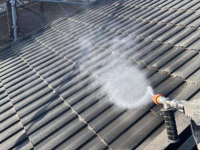 加古川市の塗装で屋根を高圧洗浄